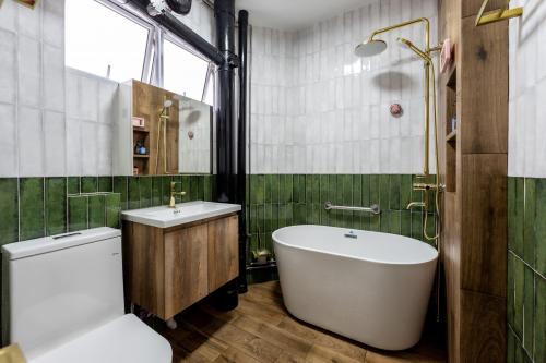 Modern Bathroom at 332 Jurong East Ave 1