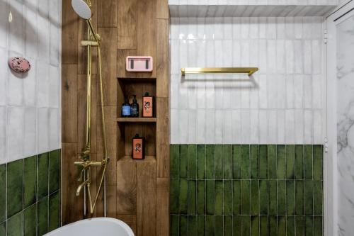 Modern Bathroom at 332 Jurong East Ave 1