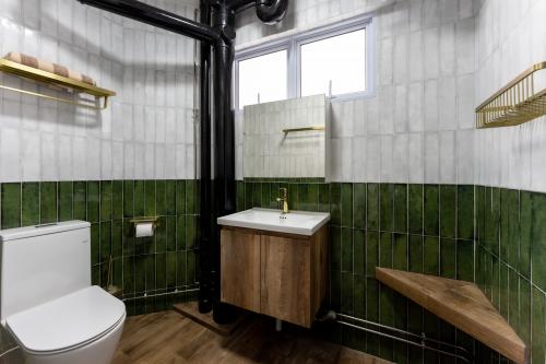Modern Bathroom at 332 Jurong East Ave 1