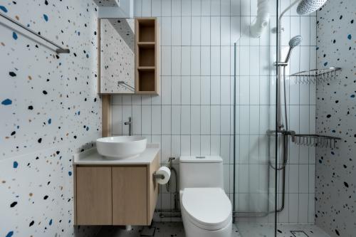 Scandinavian Bathroom at 126A Edgedale Plains