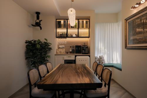 Eclectic Dining Room at Savannah Condopark