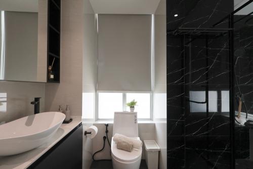 Scandinavian Bathroom at Resale 4 Bedroom Condo @ Kovan Melody