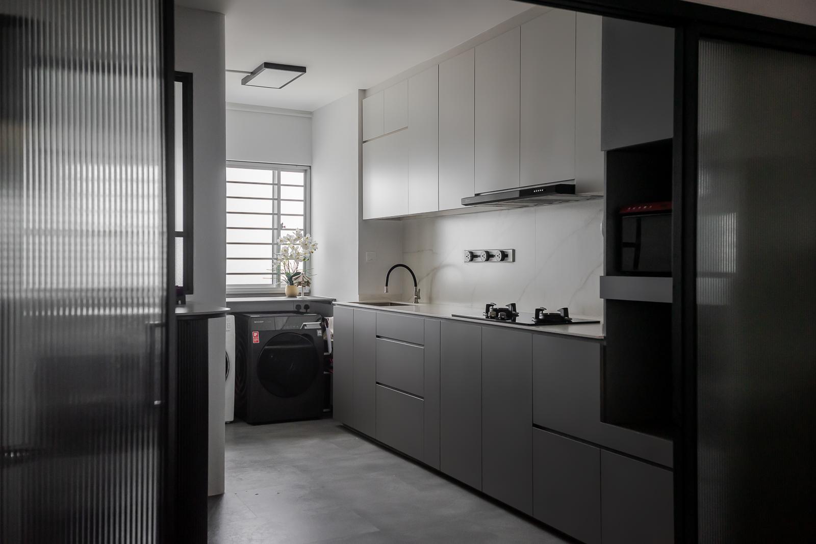 Modern Kitchen with Homogeneous Tiles and Kitchen Window