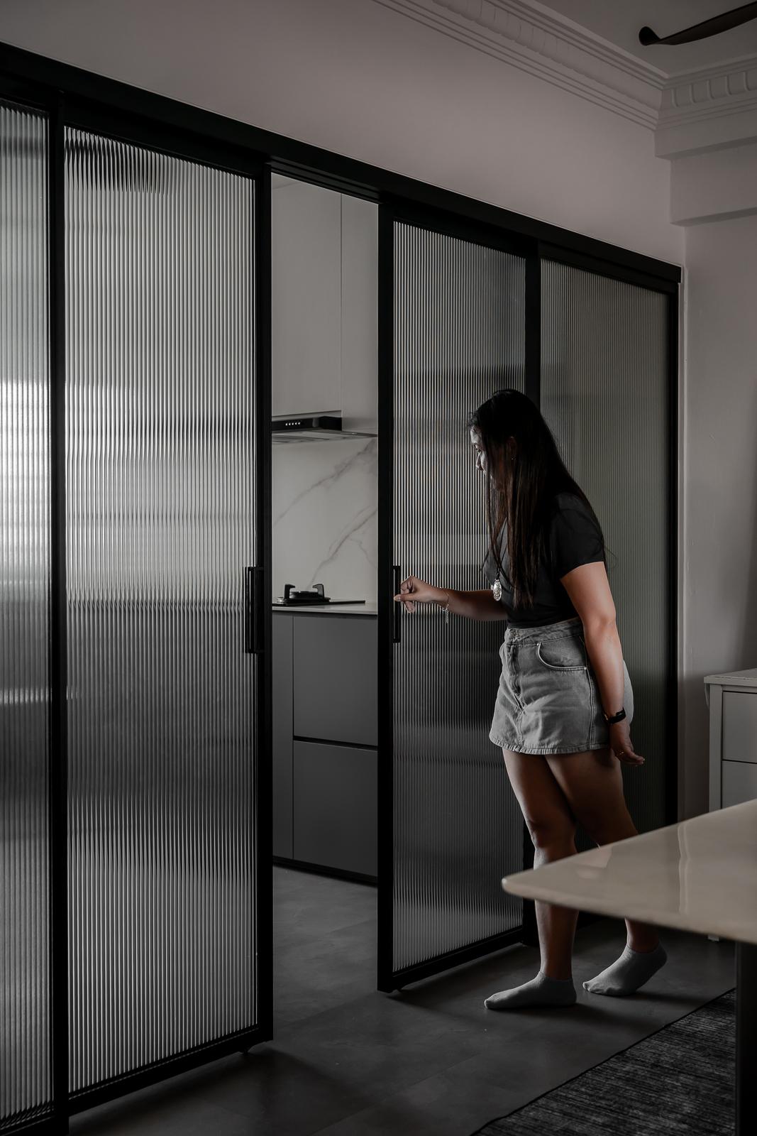 Modern Kitchen with Vinyl Flooring and Kitchen Window