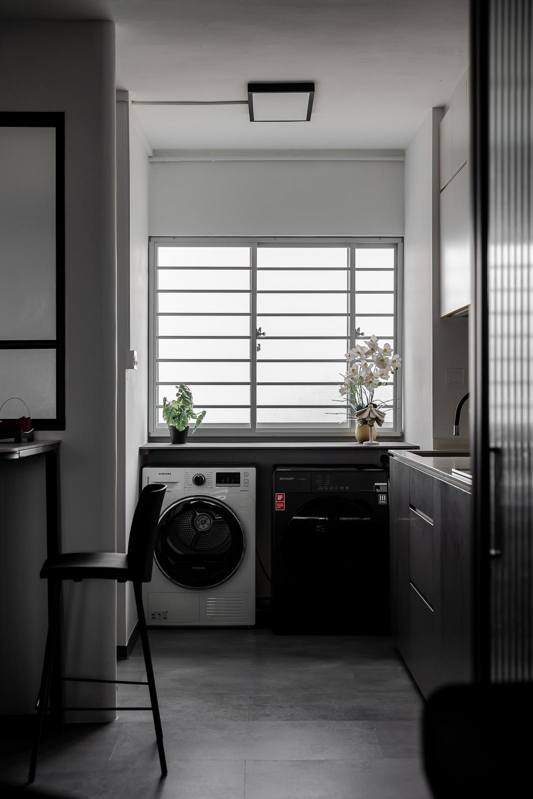 Modern Kitchen with Countertop and Homogeneous Tiles