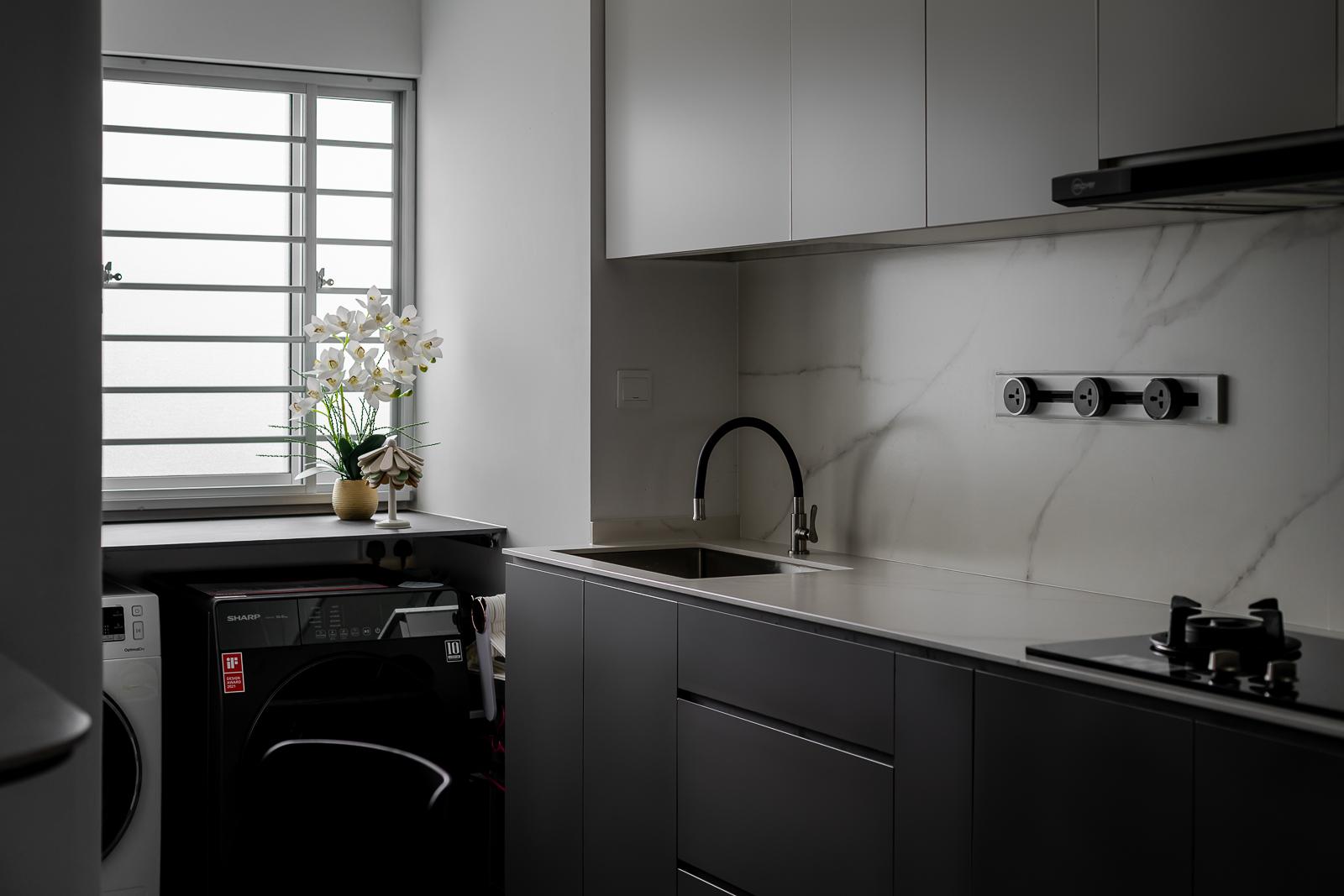 Modern Kitchen with Countertop and Kitchen Island