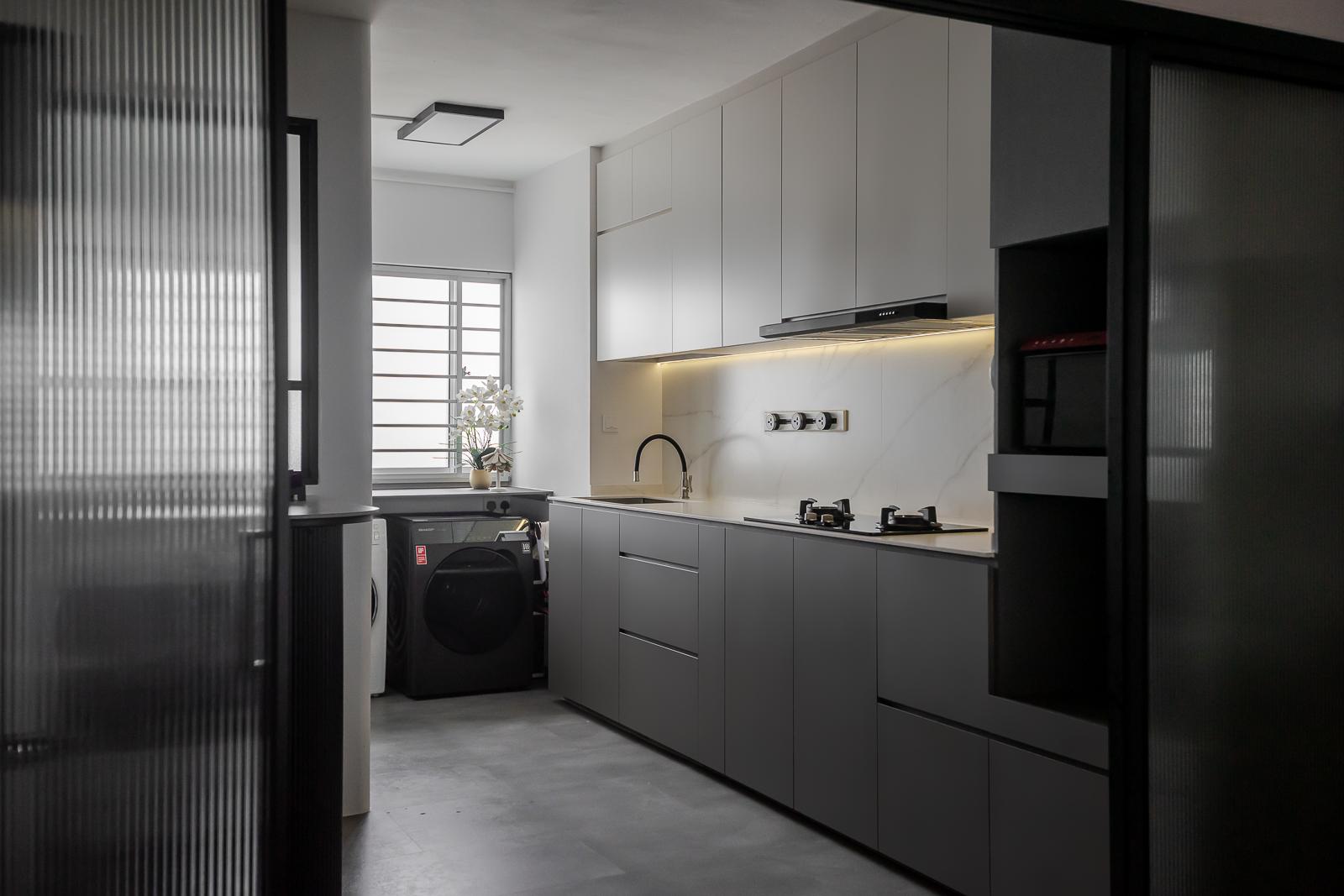Modern Kitchen with Homogeneous Tiles and Kitchen Window
