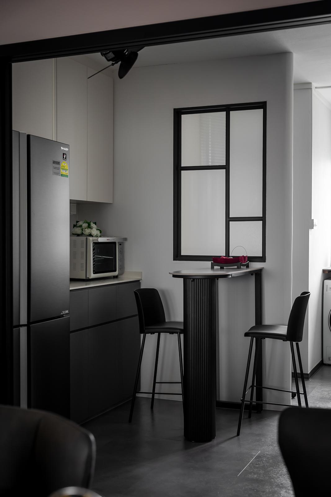 Modern Kitchen with Countertop and Homogeneous Tiles