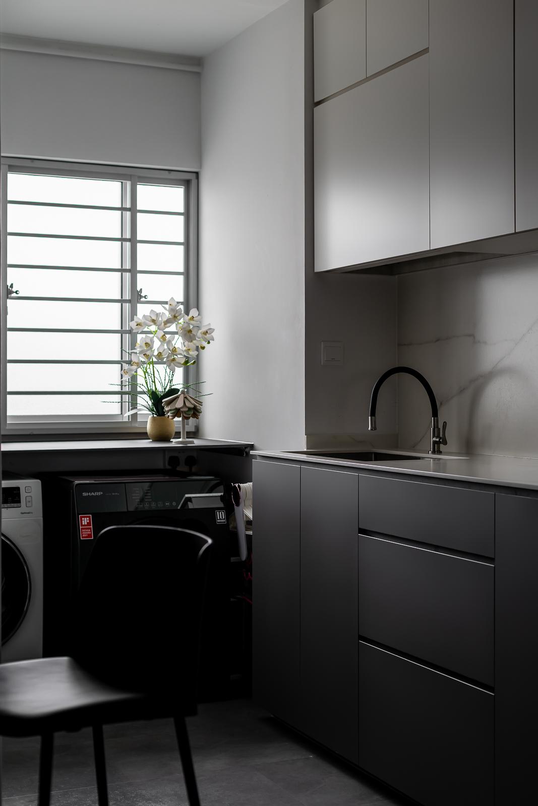 Modern Kitchen with Homogeneous Tiles and Kitchen Window