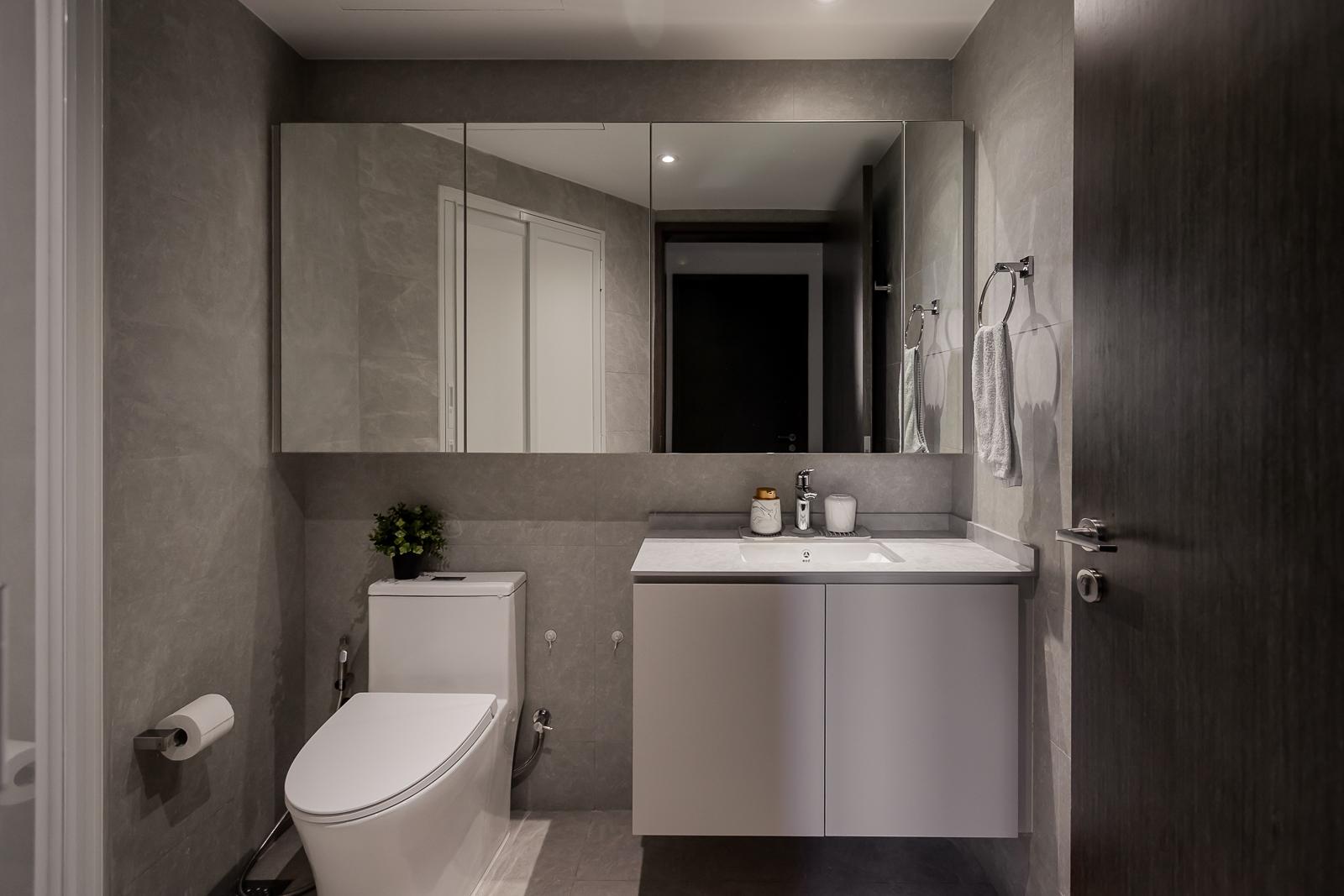 Modern Bathroom with Countertop and Homogeneous Tiles