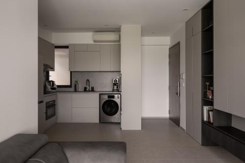 Modern Kitchen at 76 Choa Chu Kang Ave 5 Inz Residence