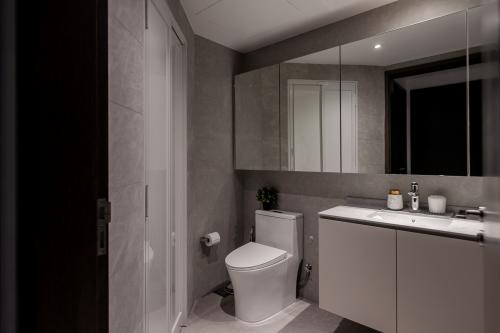 Modern Bathroom at 76 Choa Chu Kang Ave 5 Inz Residence