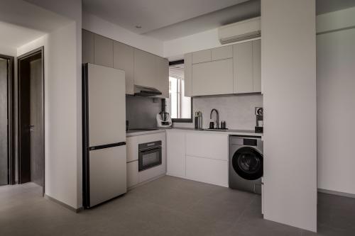 Modern Kitchen at 76 Choa Chu Kang Ave 5 Inz Residence
