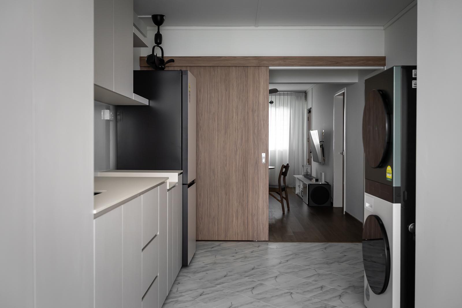 Minimalist Kitchen with Countertop and Homogeneous Tiles