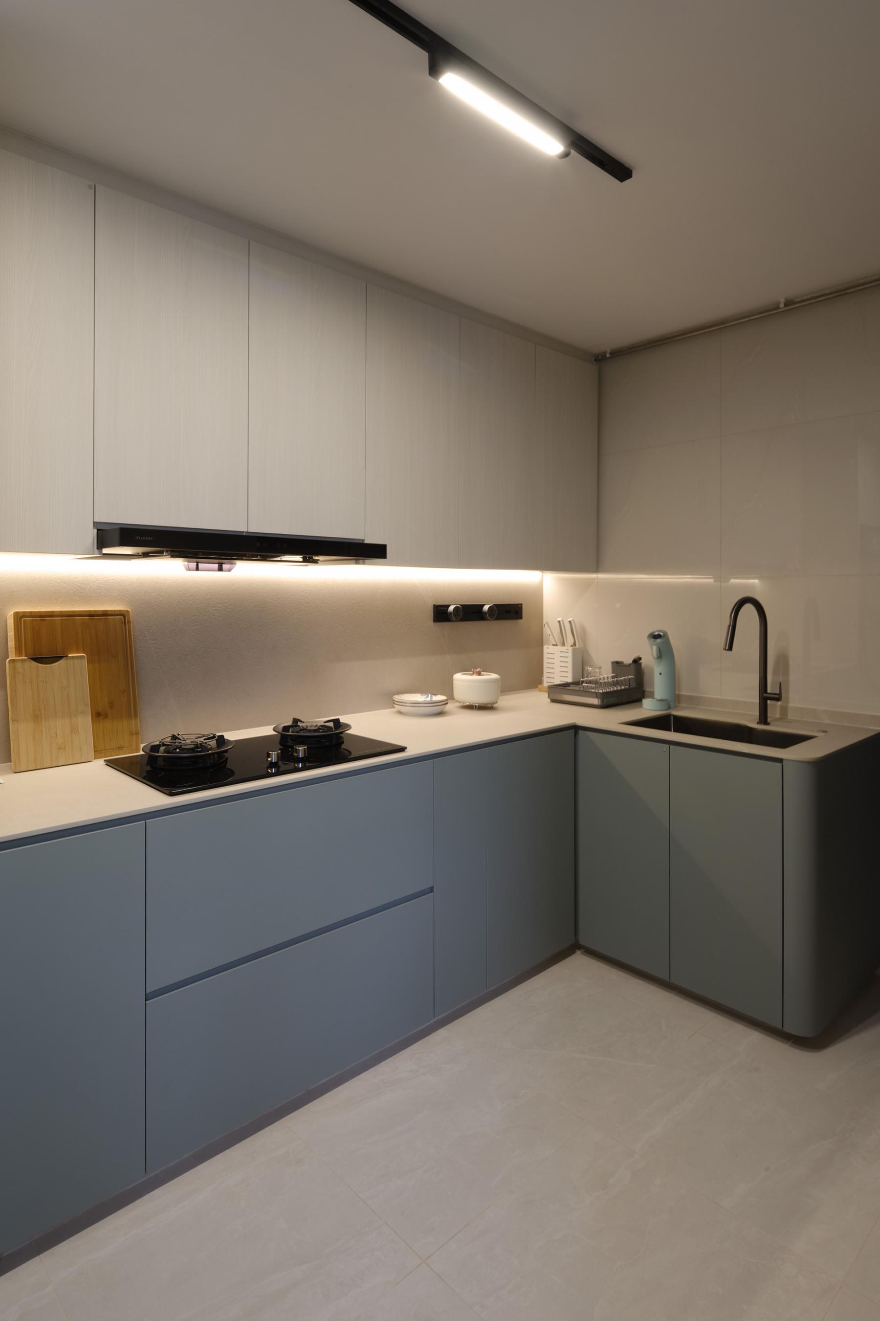 Contemporary Kitchen with Countertop and Vinyl Flooring