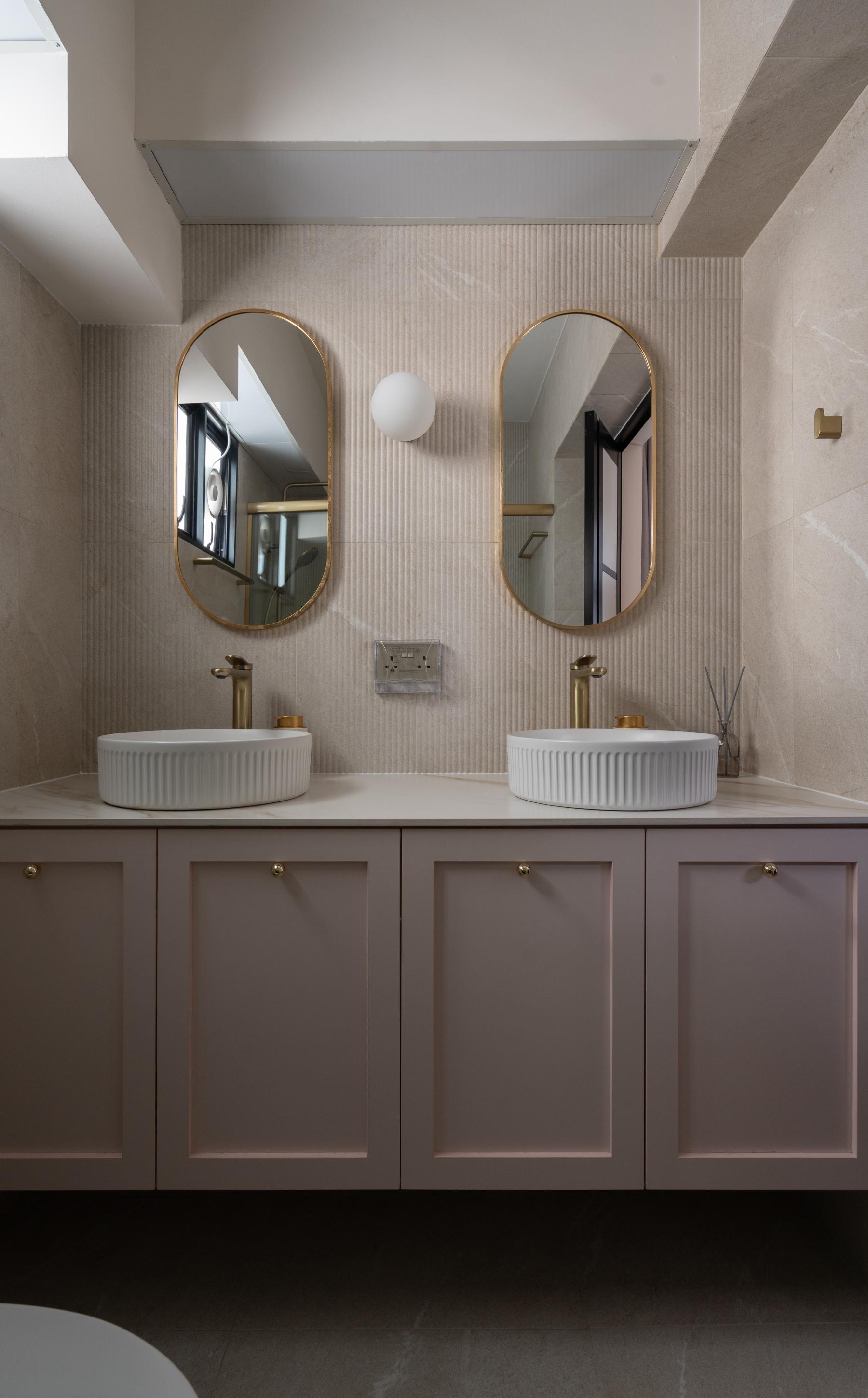 Modern Bathroom with Mirror and Bathroom Accessories