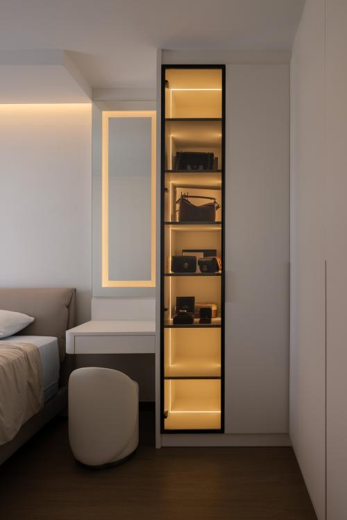 Minimalist Bedroom at Timeless and Airy
