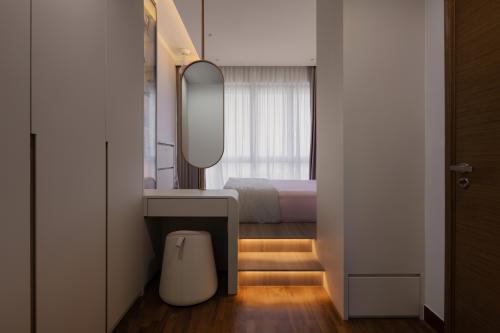 Minimalist Bedroom at Seahill