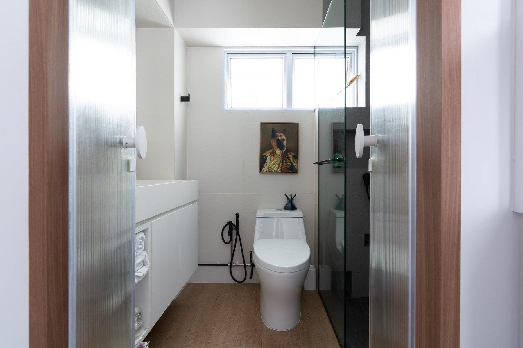 Modern Bathroom with Mirror and Bathroom Accessories