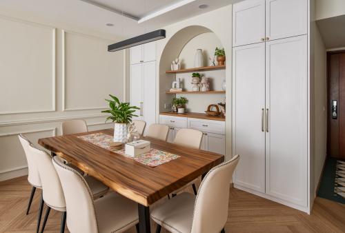 Vintage Dining Room at Regent Grove
