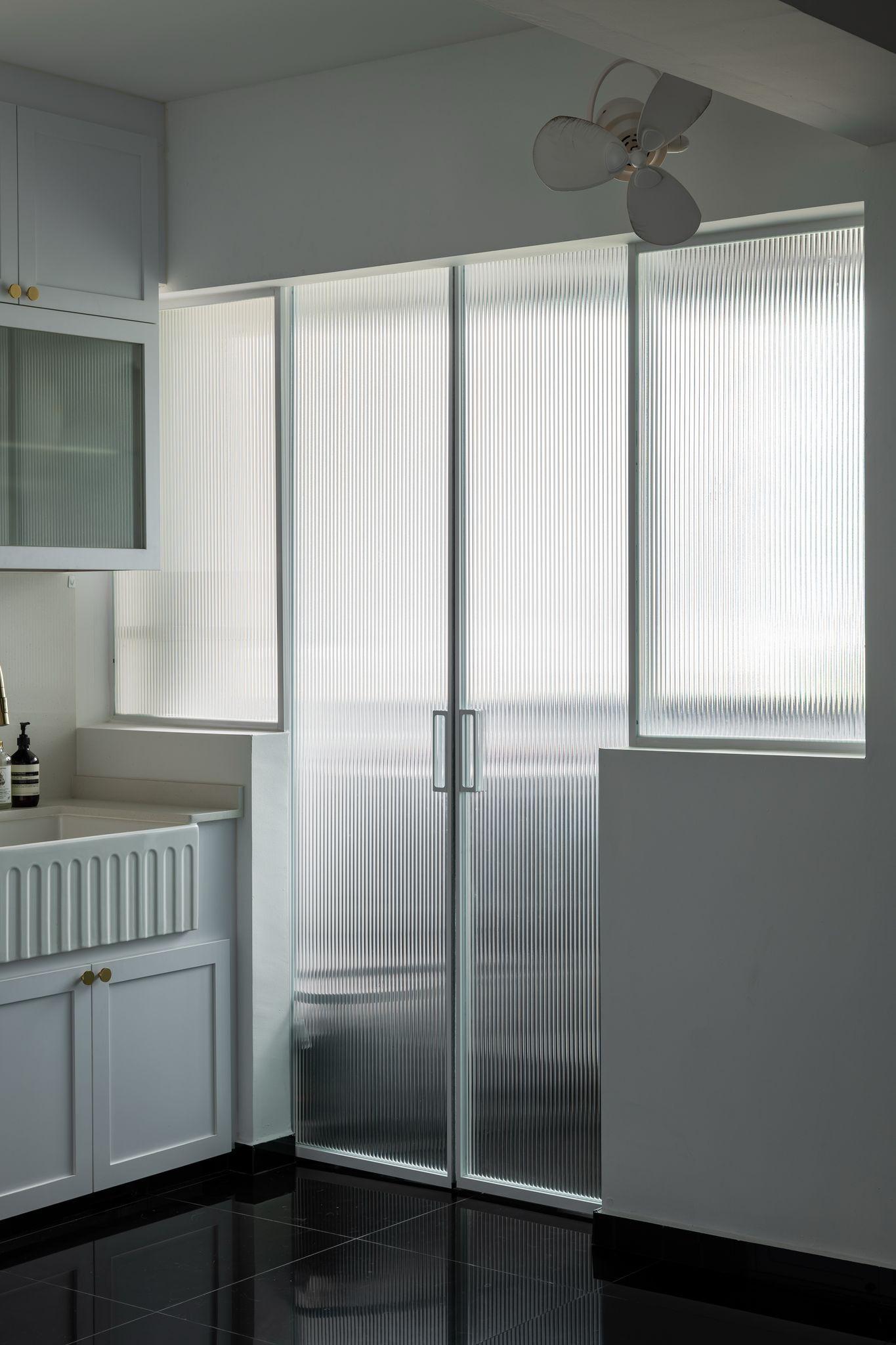 Modern Kitchen with Kitchen Cabinets and Doors