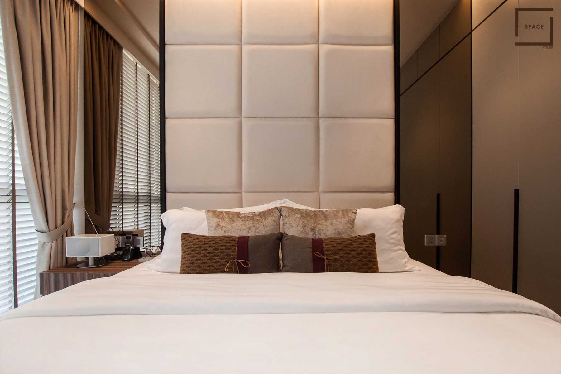 Modern Bedroom with Queen Bed and Bed