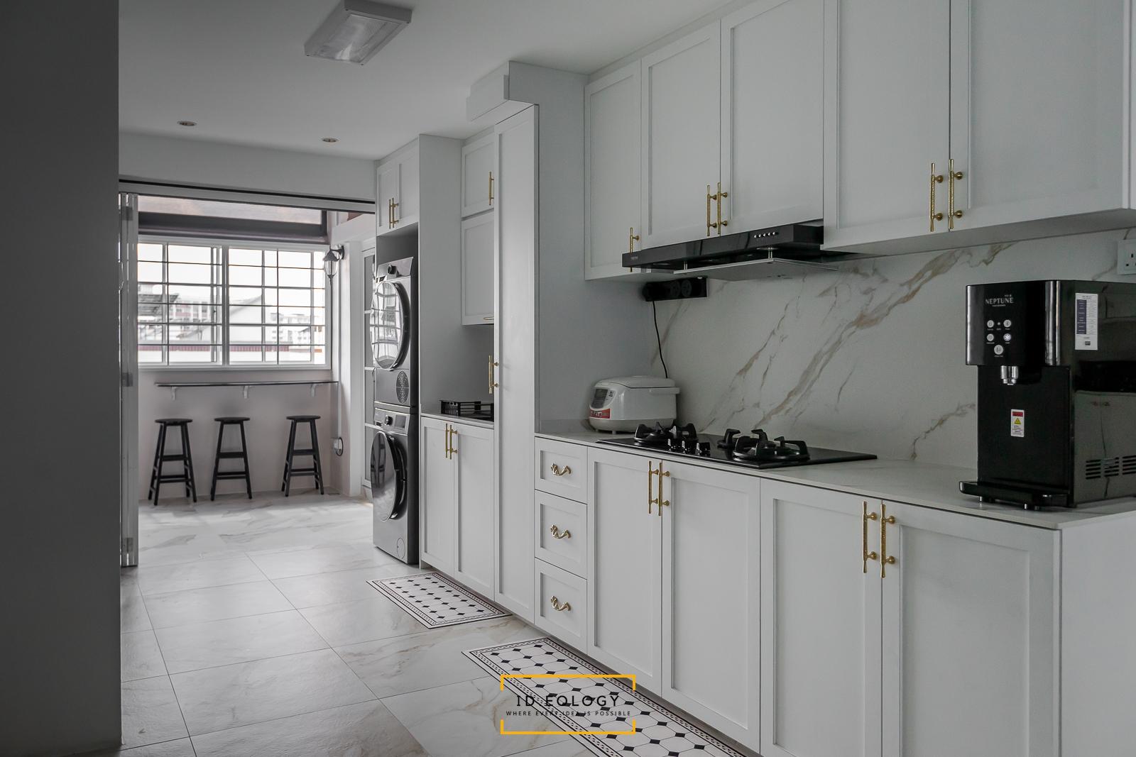 Country Kitchen with Kitchen Window and Breakfast Counter