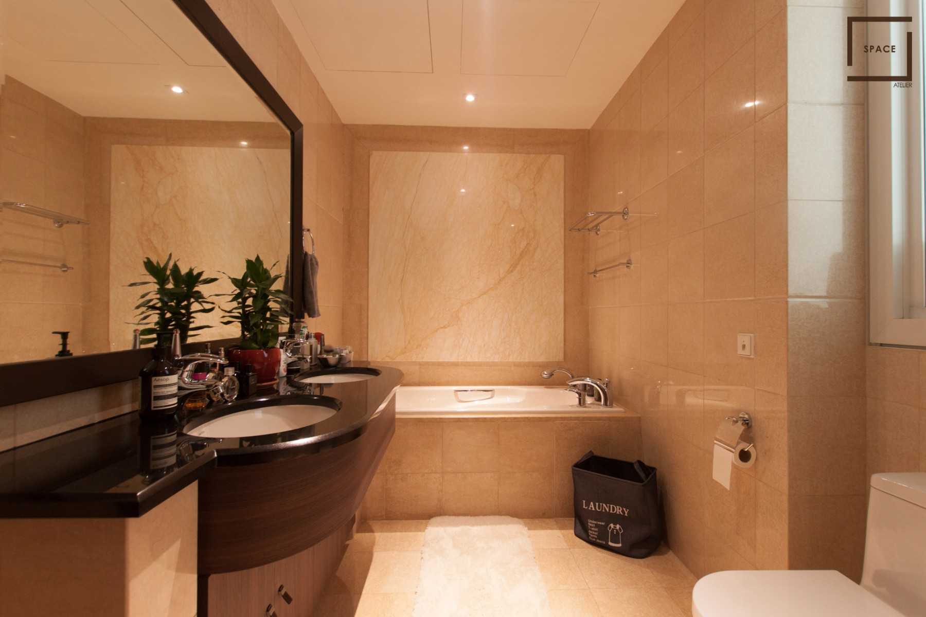 Modern Bathroom with Mirror and Bathtub