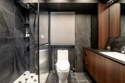 Minimalist Bathroom at Lake Vista