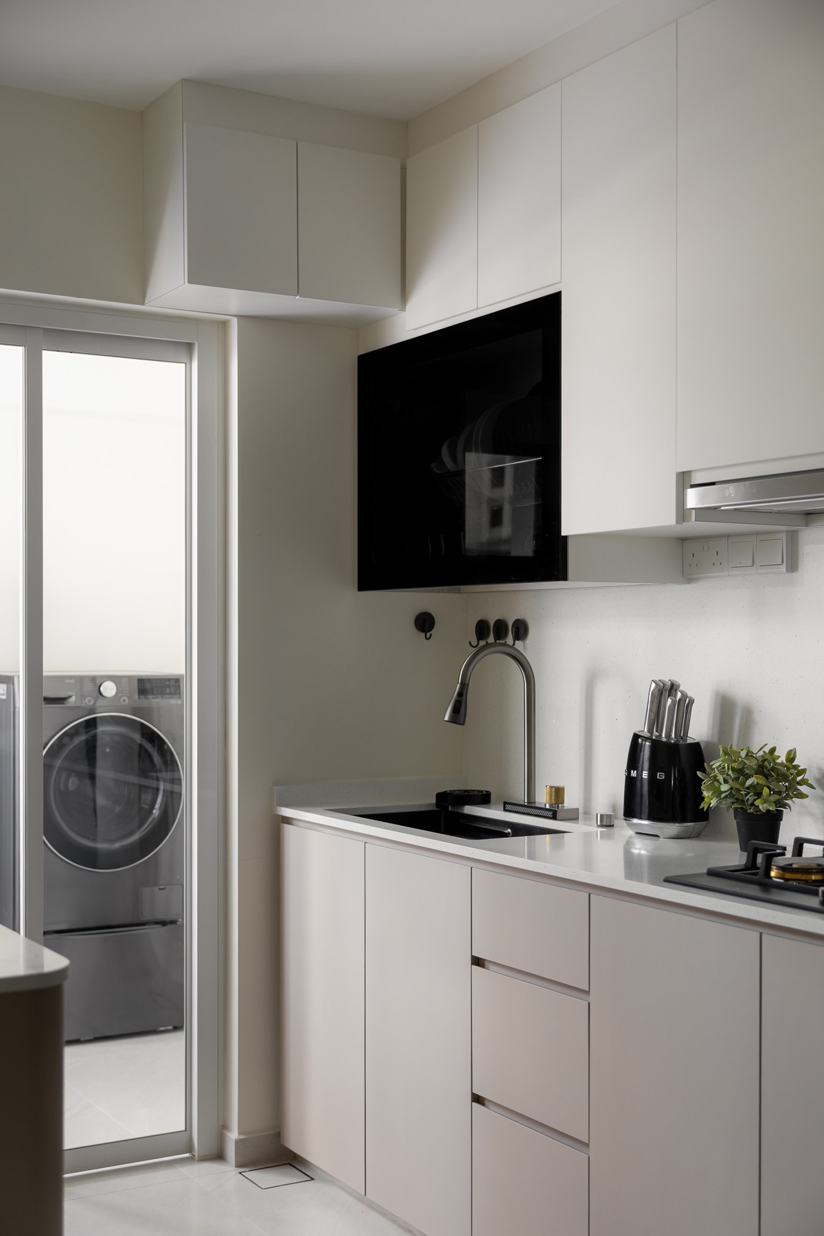 Modern Kitchen with Countertop and Homogeneous Tiles