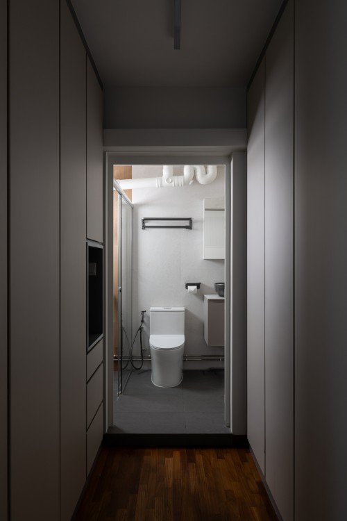 Modern Walk-in Wardrobe at 626 Jurong West Street 65