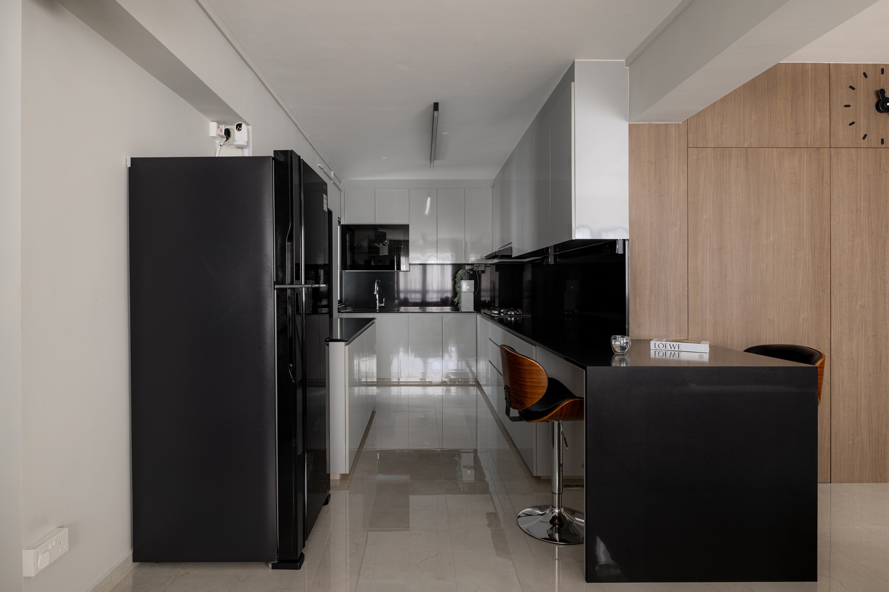 Contemporary Kitchen with Countertop and Homogeneous Tiles