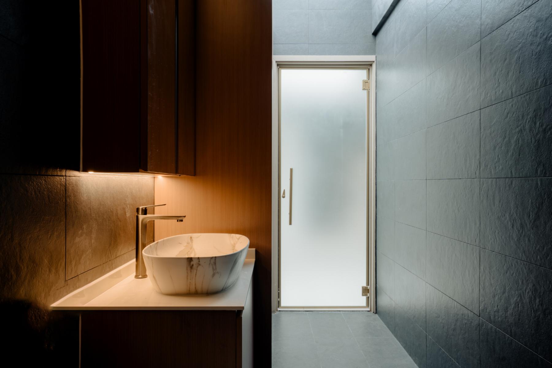 Modern Bathroom with Countertop and Mirror
