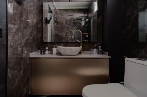 Modern Bathroom at 82 Toa Payoh