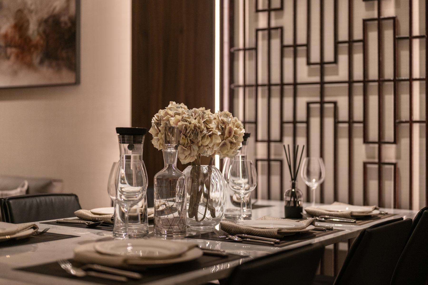 Contemporary Dining Room with Dining Table and Dining Chairs