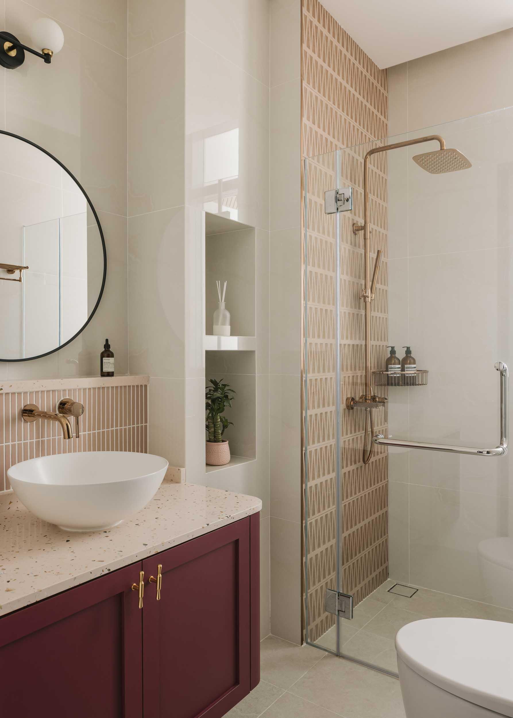 Contemporary Bathroom with Mirror and Rainshower