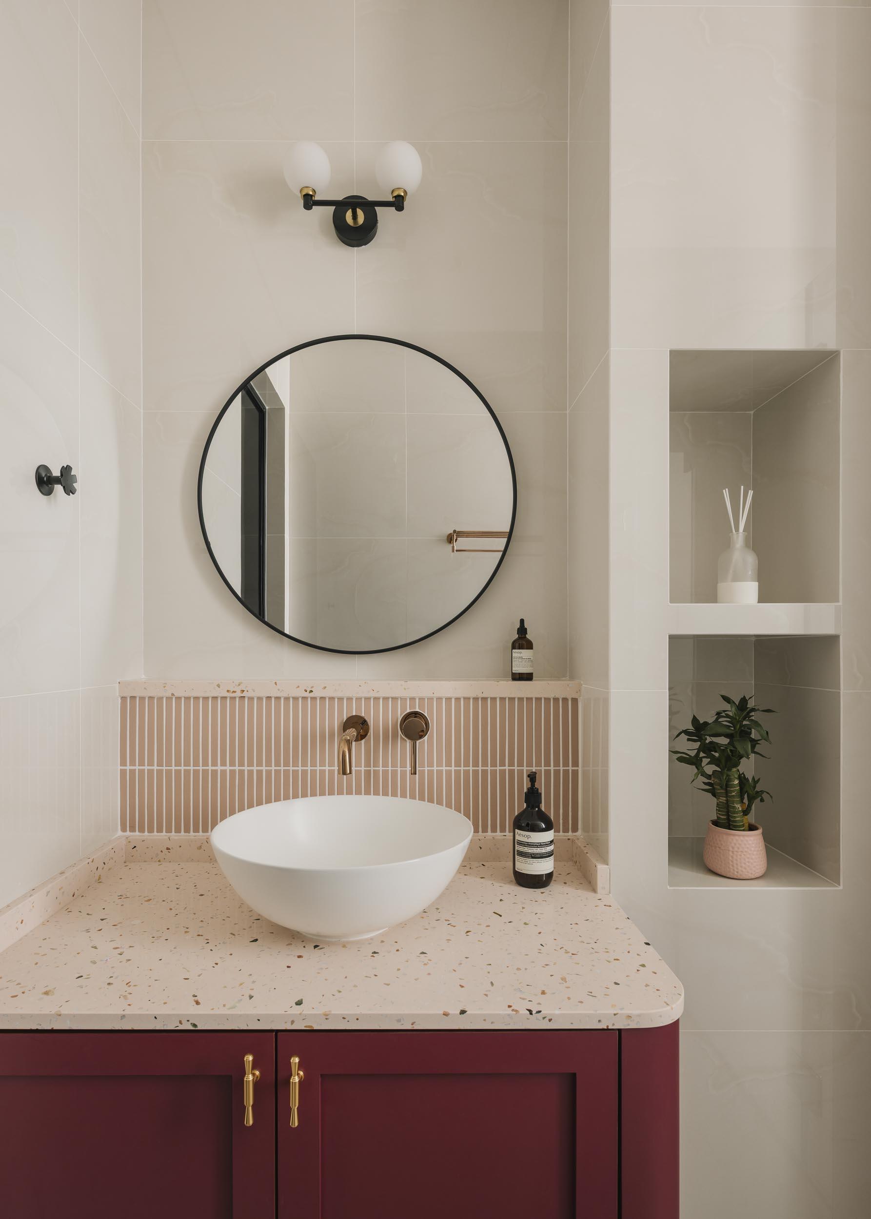 Contemporary Bathroom with Mirror and Bathroom Storage