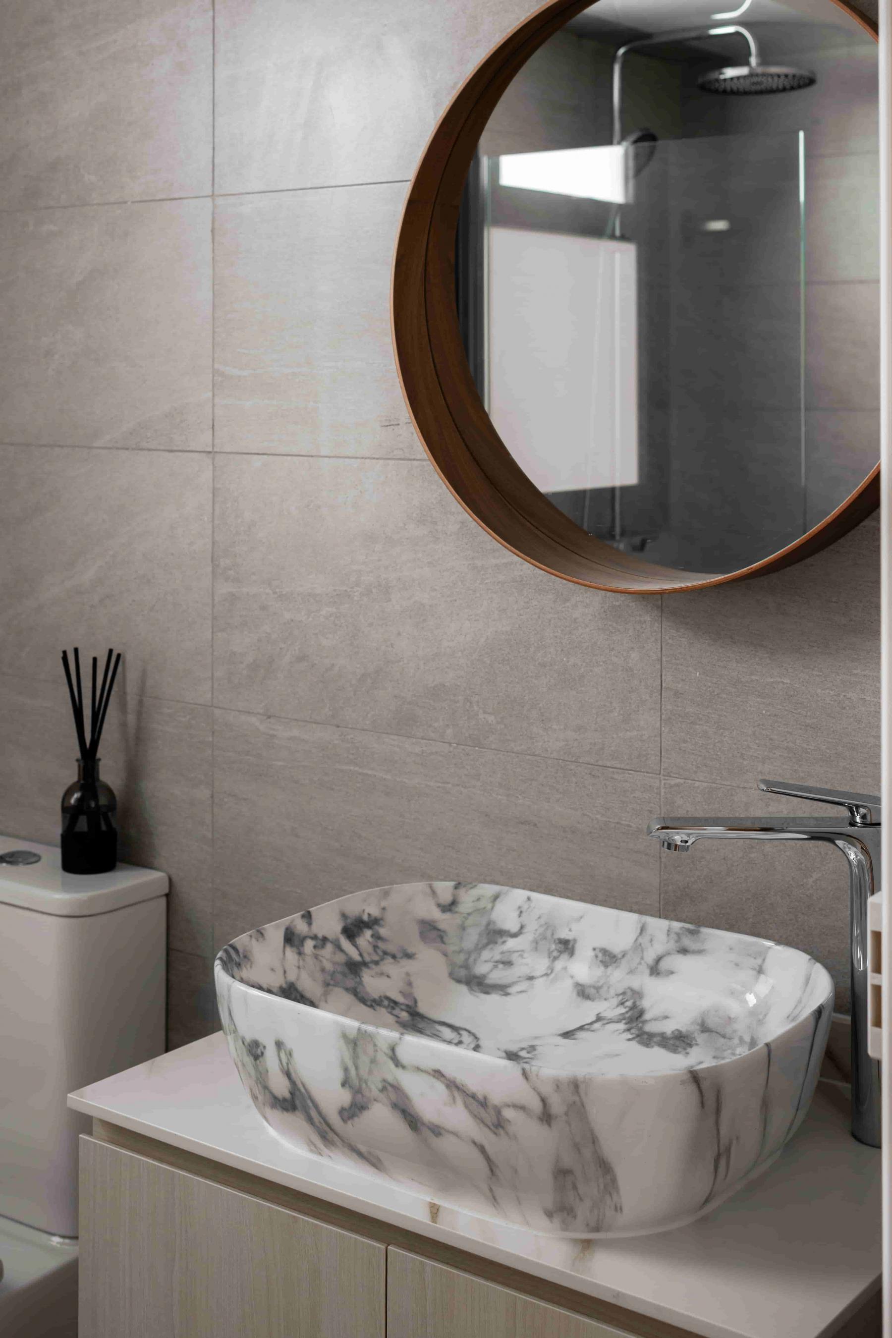 Modern Bathroom with Countertop and Mirror