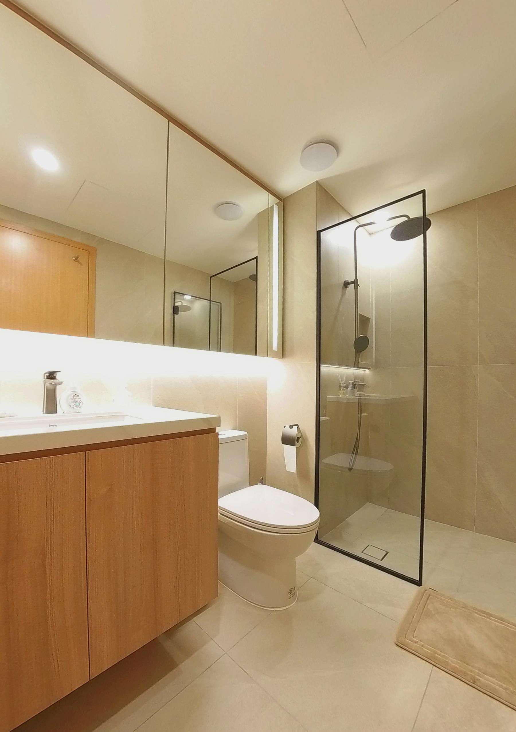 Scandinavian Bathroom with Countertop and Homogeneous Tiles