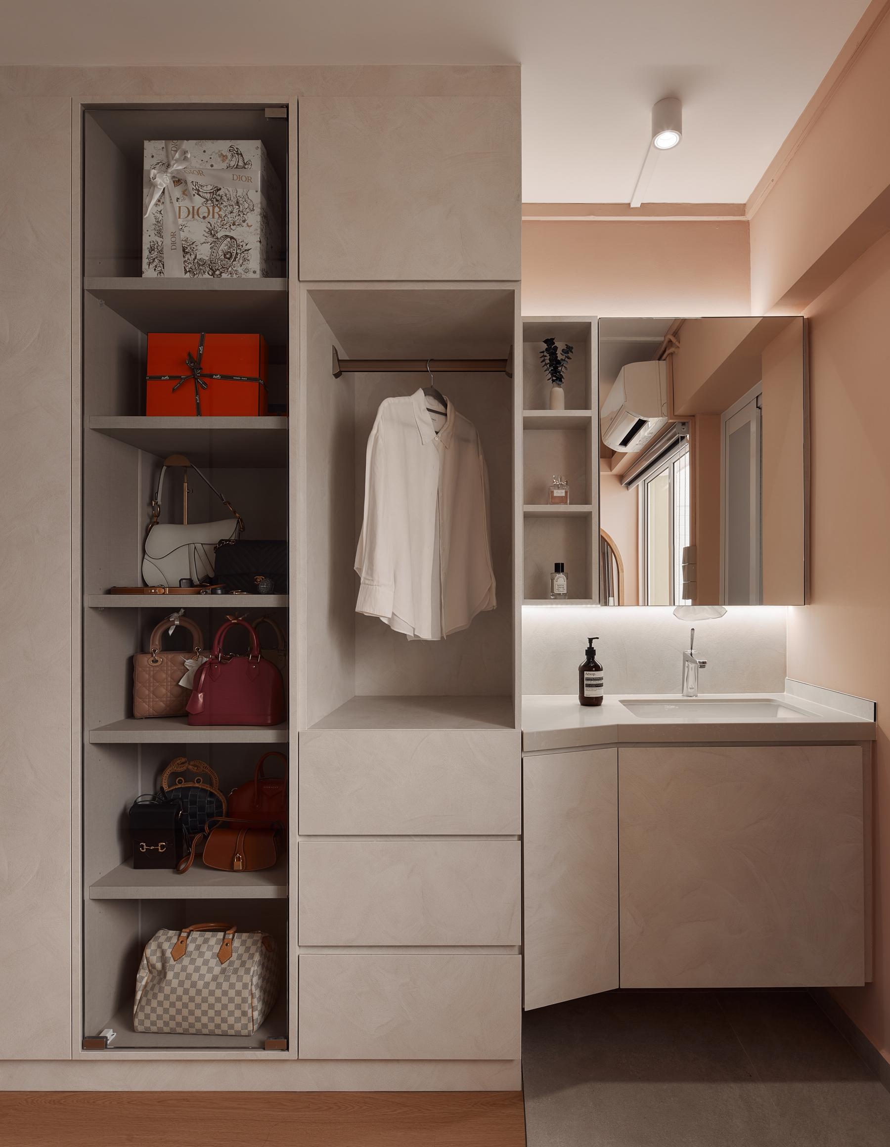 Asian Walk-in Wardrobe with Mirror and Wardrobe