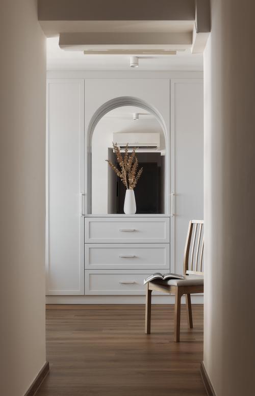 Modern Hallway at Dover Gardens