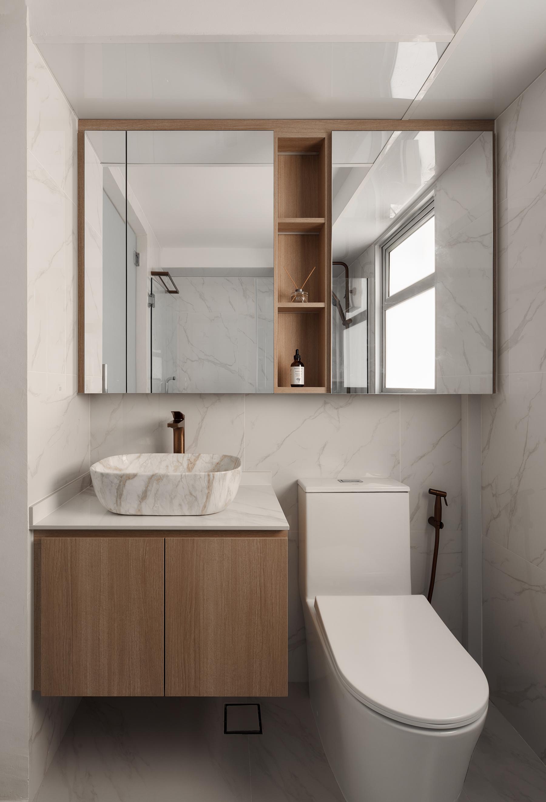 Modern Bathroom with Countertop and Mirror