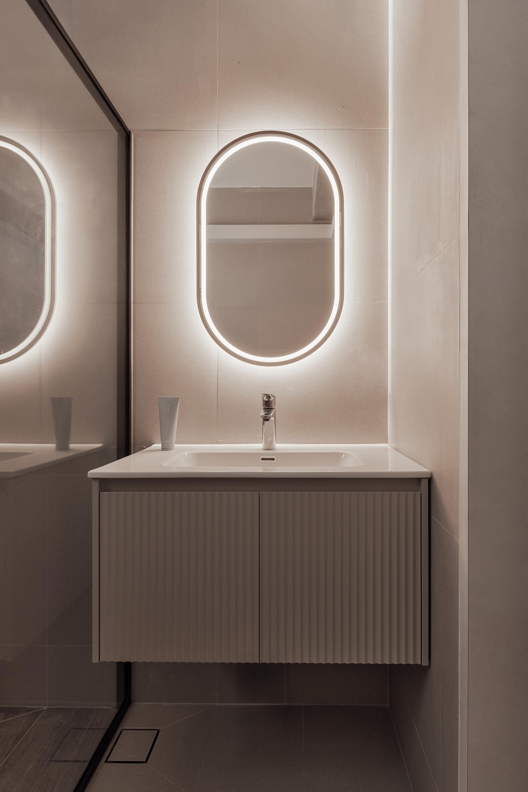 Modern Bathroom with Countertop and Mirror