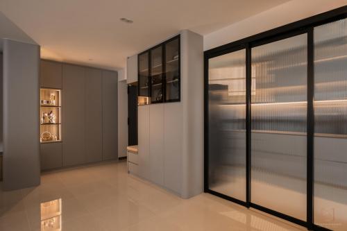 Contemporary Entryway at 380A Canberra Drive