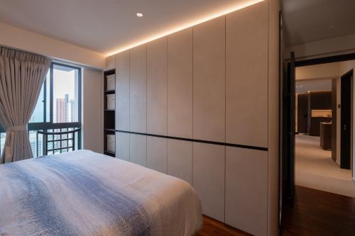 Modern Walk-in Wardrobe at Pinnacle at Duxton