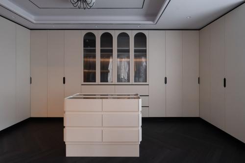 Modern Walk-in Wardrobe at Fengli Garden