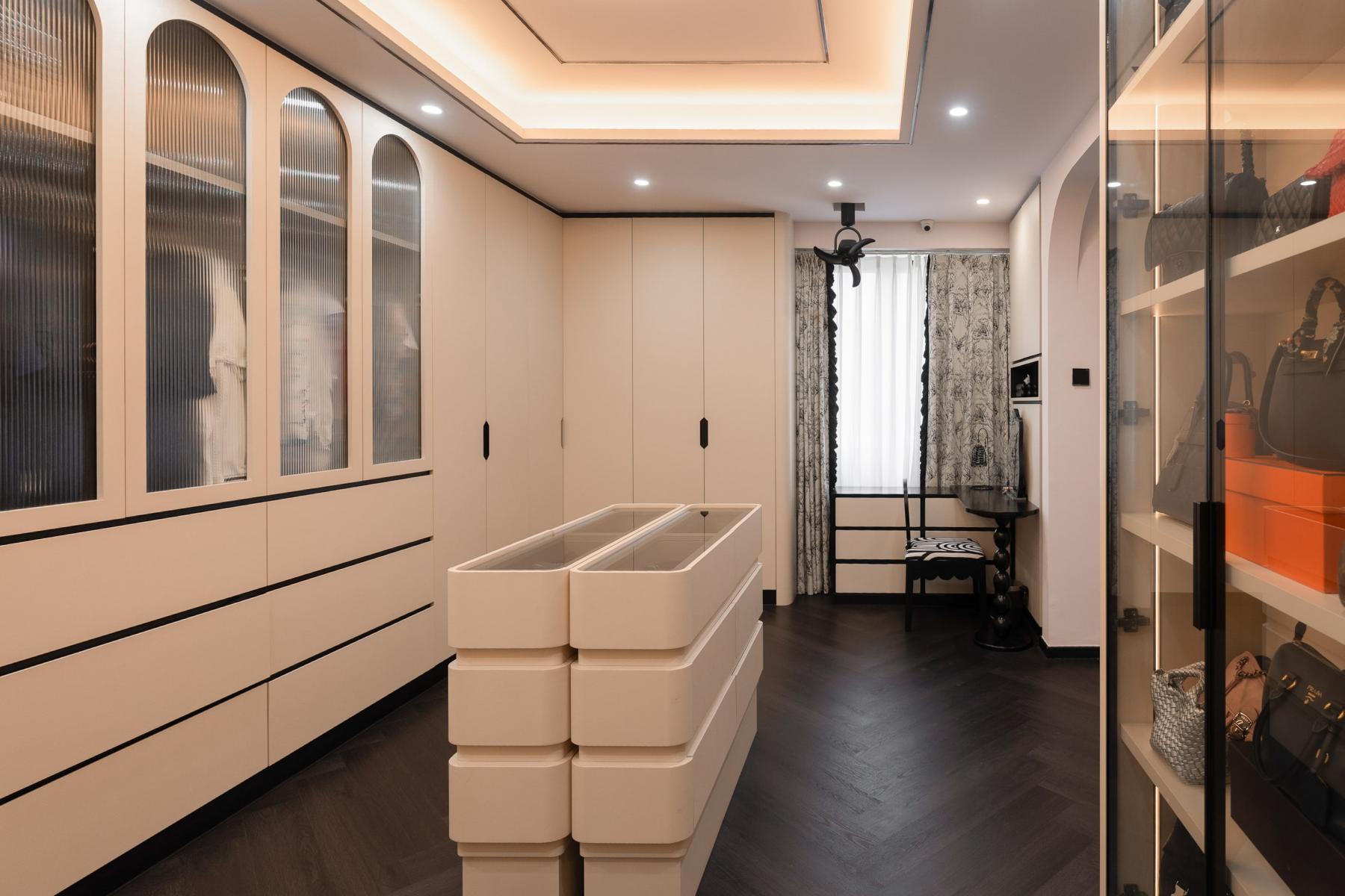 Modern Walk-in Wardrobe with Mirror and Wardrobe