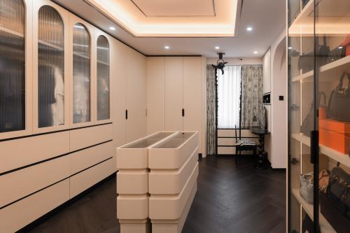 Modern Walk-in Wardrobe at Fengli Garden