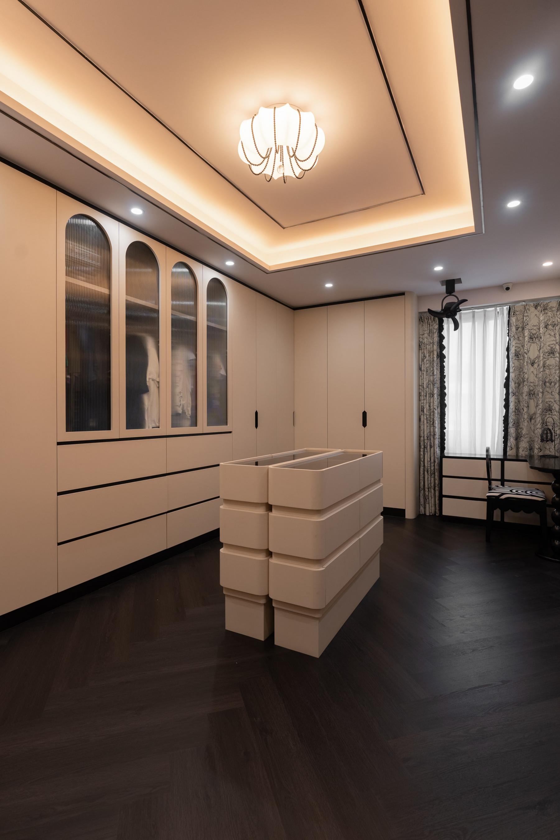 Modern Walk-in Wardrobe with Mirror and Wardrobe