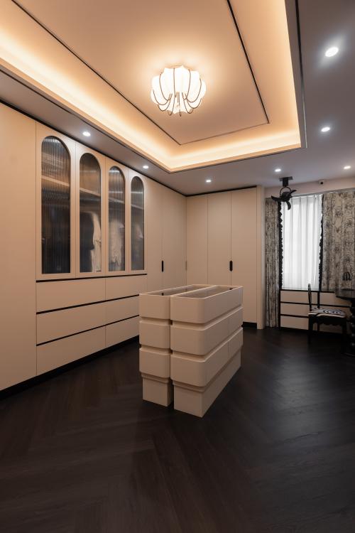 Modern Walk-in Wardrobe at Fengli Garden
